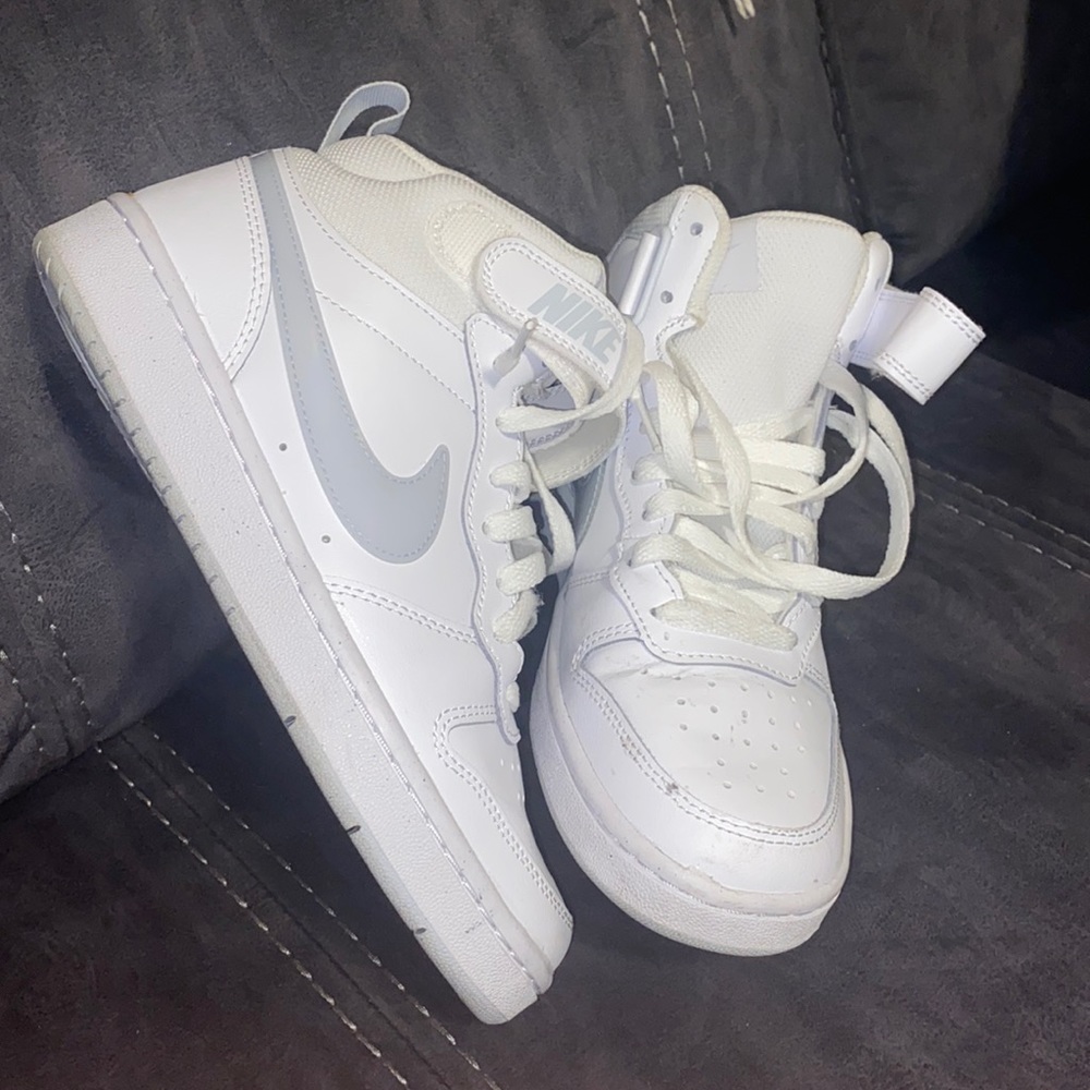 EUC NIKE HIGH TOPS YOUTH SIZE 4.5